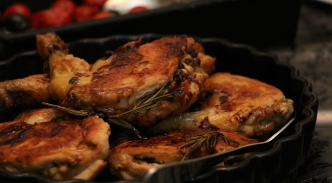 Farseret cypriotisk kylling, pandestegte asperges og stilktomater, kålsalat