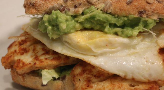 Halloumi-burger med avocado og æg