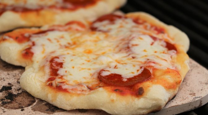 Hjemmelavet pizza med peperoni og mozarella
