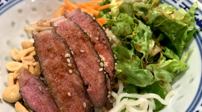 Asiatisk steak-salat