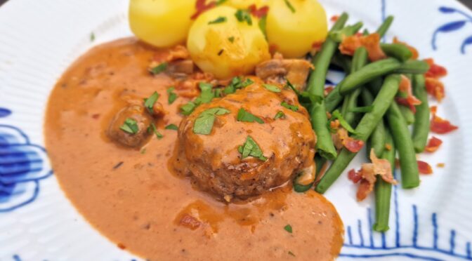 Hakkebøffer med champignonflødesauce