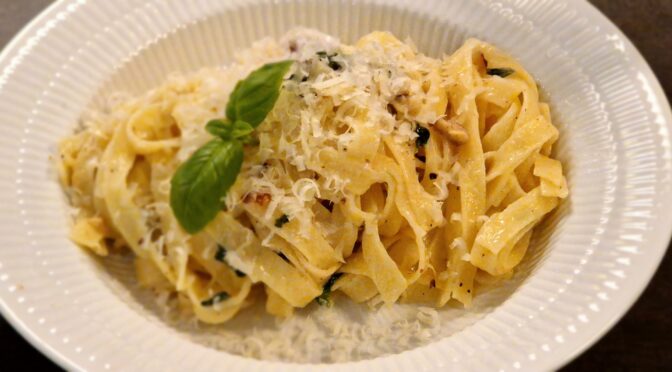 Pasta med krydderurter og hasselnødder (Pasta con Erbe Aromatiche e Nocciole.)