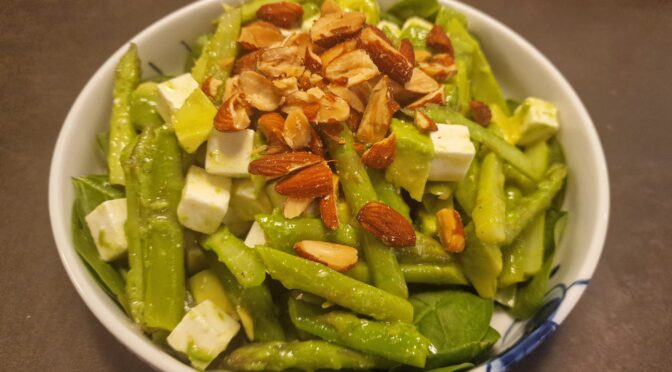 Aspargessalat med ristede mandler