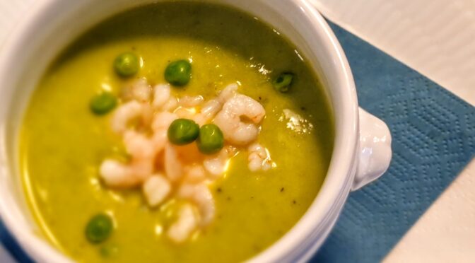 Kold forårsærtesuppe med rejer, hvidløgscreame og mousserende vin